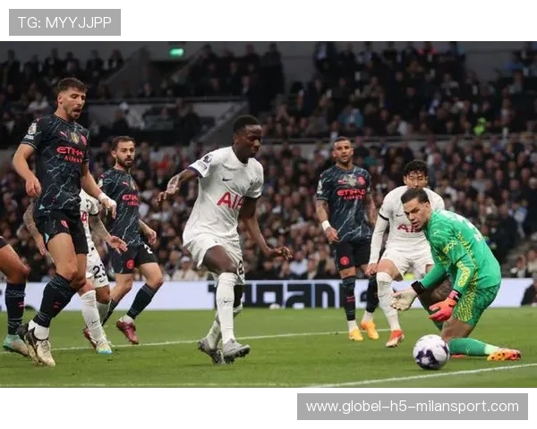 曼城左路不断施压，多库高速带球甩开追防