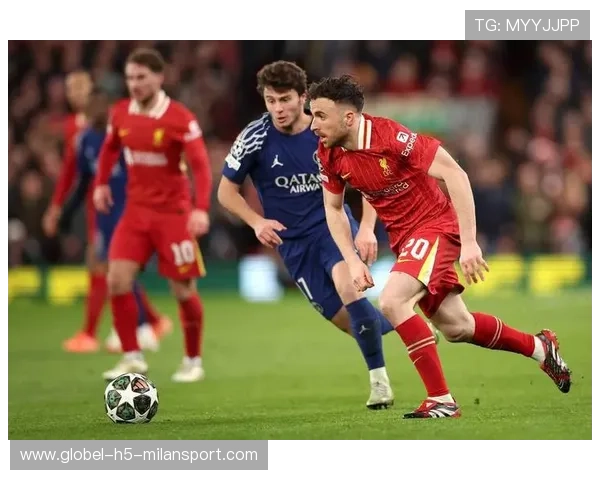 巴黎圣日耳曼边路连击打开防守缺口